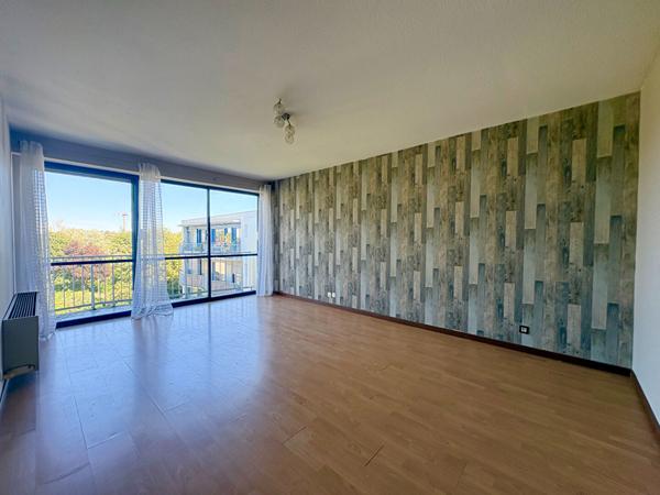 APPARTEMENT DE 2 PIECES A VENDRE A PLAISIR - CENTRE VILLE