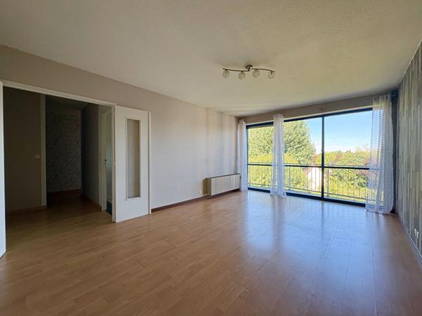 APPARTEMENT DE 2 PIECES A VENDRE A PLAISIR - CENTRE VILLE