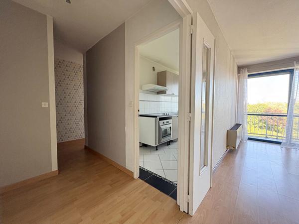 APPARTEMENT DE 2 PIECES A VENDRE A PLAISIR - CENTRE VILLE
