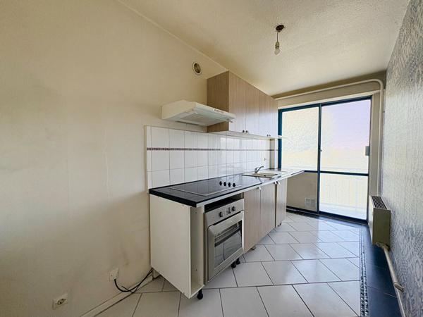 APPARTEMENT DE 2 PIECES A VENDRE A PLAISIR - CENTRE VILLE