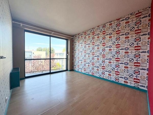 APPARTEMENT DE 2 PIECES A VENDRE A PLAISIR - CENTRE VILLE