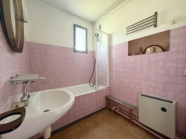 APPARTEMENT DE 2 PIECES A VENDRE A PLAISIR - CENTRE VILLE
