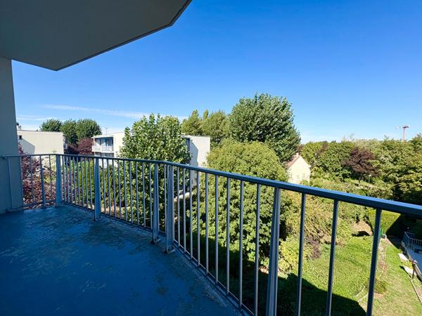 APPARTEMENT DE 2 PIECES A VENDRE A PLAISIR - CENTRE VILLE