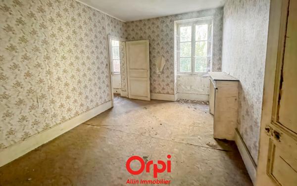 Immeuble à vendre    1 pièce •  Vallon-en-Sully