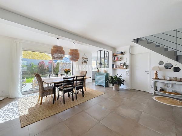 Maison familiale avec jardin, panneaux solaires et vie de plain-pied