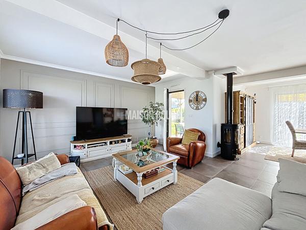 Maison familiale avec jardin, panneaux solaires et vie de plain-pied