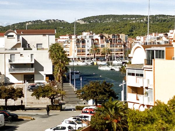 GRUISSAN RIVE DROITE - APPARTEMENT T2 AVEC TERRASSE ET PLACE DE PARKING PRIVATIVE