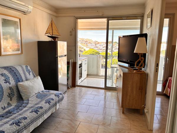 GRUISSAN RIVE DROITE - APPARTEMENT T2 AVEC TERRASSE ET PLACE DE PARKING PRIVATIVE