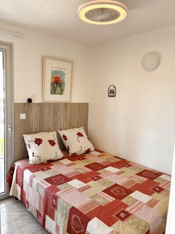GRUISSAN RIVE DROITE - APPARTEMENT T2 AVEC TERRASSE ET PLACE DE PARKING PRIVATIVE