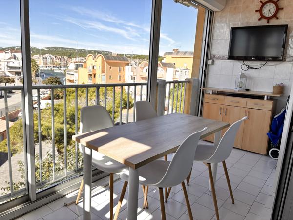 GRUISSAN RIVE DROITE - APPARTEMENT T2 AVEC TERRASSE ET PLACE DE PARKING PRIVATIVE