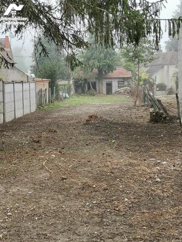 Centre de Voulx terrain constructible de 547 m² avec garage + maisonnette à rénover