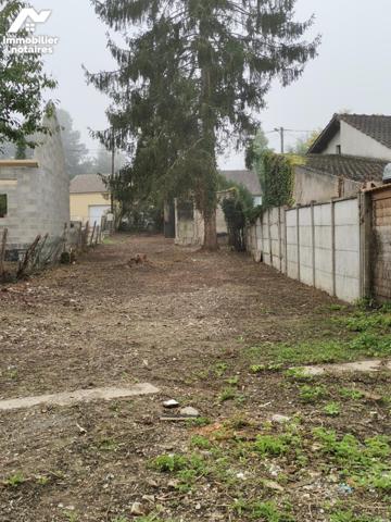 Centre de Voulx terrain constructible de 547 m² avec garage + maisonnette à rénover