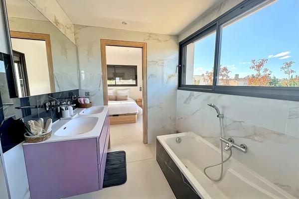 Entraigues-sur-la-Sorgue (84320) Maison Entraigues Sur La Sorgue 9 pièce(s) 200 m2