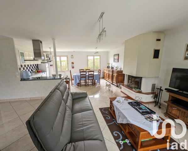 Maison traditionnelle 7 pièces de 140 m² à Mulsanne (72230)