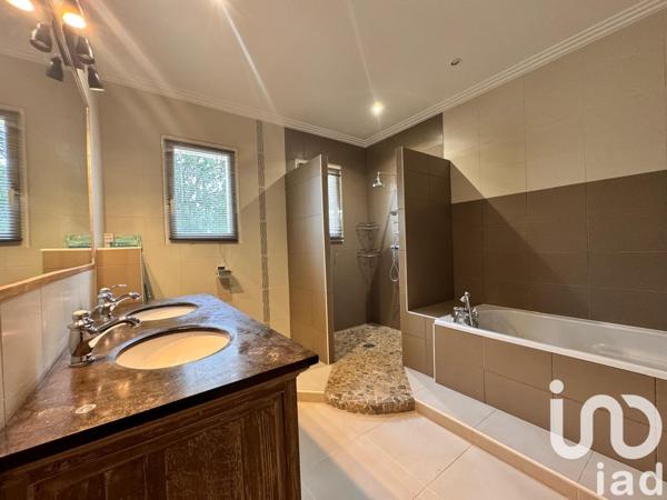 Maison traditionnelle 14 pièces de 307 m² à Limeil-Brévannes (94450)