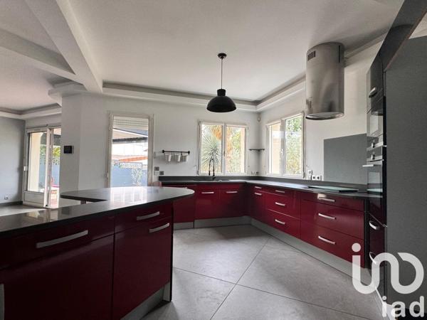 Maison traditionnelle 14 pièces de 307 m² à Limeil-Brévannes (94450)