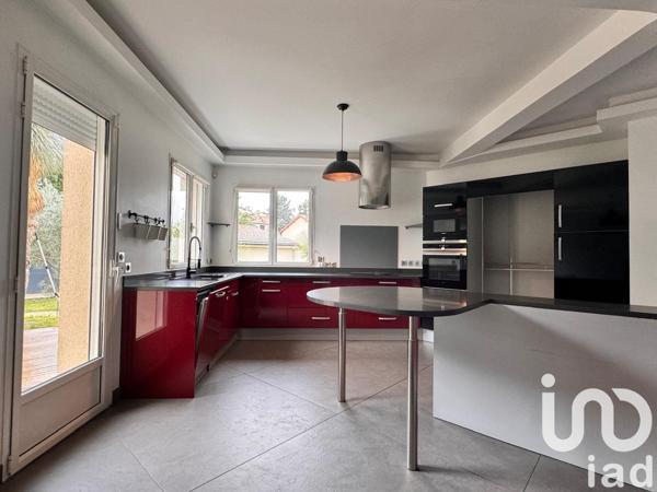 Maison traditionnelle 14 pièces de 307 m² à Limeil-Brévannes (94450)