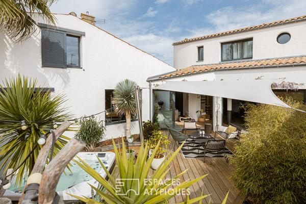 Ancien chai familial sublimé en une lumineuse maison d’architecte