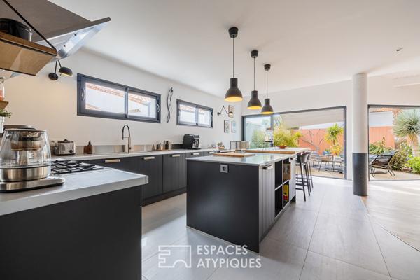 Ancien chai familial sublimé en une lumineuse maison d’architecte