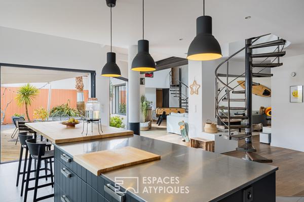 Ancien chai familial sublimé en une lumineuse maison d’architecte