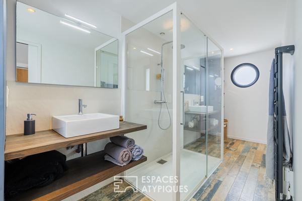 Ancien chai familial sublimé en une lumineuse maison d’architecte