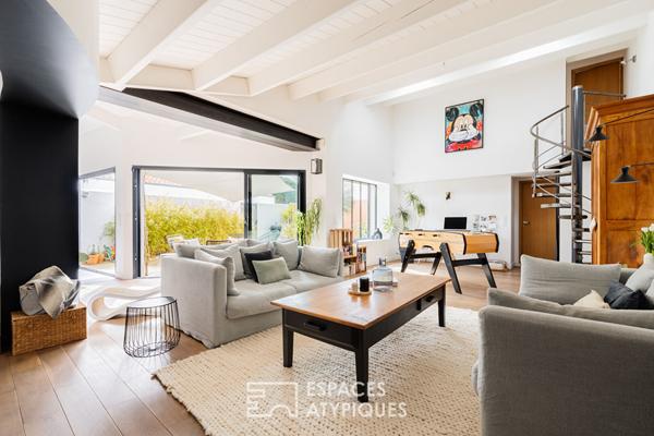 Ancien chai familial sublimé en une lumineuse maison d’architecte