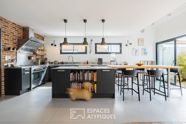 Ancien chai familial sublimé en une lumineuse maison d’architecte