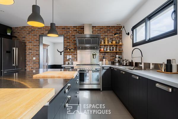 Ancien chai familial sublimé en une lumineuse maison d’architecte