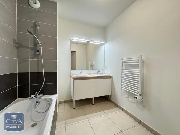 Appartement à louer 3 pièces 61.8m² Lons (64140)