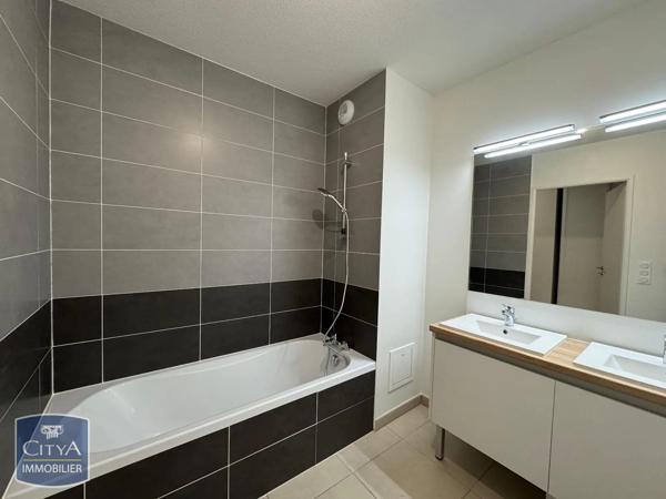 Appartement à louer 3 pièces 61.8m² Lons (64140)
