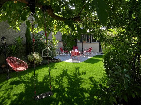 Maison 7 pièces d’environ 145 m²
Très bien située proche du centre-ville de Tours, à deux pas des jardins Botanique et Prébendes, proche des commerces, hôpitaux, vélo rue et future ligne de Tramway.
 Charmant particulier Tourangeau rénové avec goût. Il saura vous séduire par ses beaux volumes, ses matériaux de qualité, sa décoration et son charme de l’ancien.
De plain-pied, vous disposez d’une belle entrée verrière avec placard, d’un salon /salle à manger lumineux traversant avec cheminée poutres et parquet, d’une cuisine A/E ainsi qu’un WC indépendant.
Au 1er étage, desservi par un bel escalier en bois, deux chambres d’environ 15 m² avec belle hauteur sous plafond, moulures, parquet avec chacune sa salle de bain complète. 
Au 2 étage, deux autres chambres d’environ 15 m² avec parquet, une salle d’eau complète et une lingerie.
Un grenier aménageable avec électricité et deux velux, un sous-sol sur la totalité de la maison avec cave voutée complète l’ensemble.
A l’extérieur, vous découvrirez une buanderie, un atelier au fond du jardin avec tomettes pouvant facilement être réaménagé.
Le jardin fleuri, arboré et clôturé de murs, comporte deux terrasses pavées créant deux ambiances qui aspirent convivialité et repos.