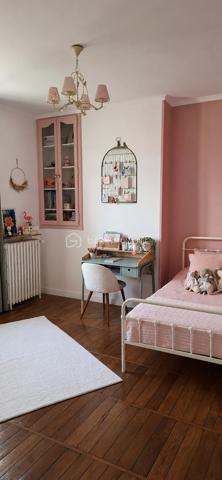 Maison 7 pièces d’environ 145 m²
Très bien située proche du centre-ville de Tours, à deux pas des jardins Botanique et Prébendes, proche des commerces, hôpitaux, vélo rue et future ligne de Tramway.
 Charmant particulier Tourangeau rénové avec goût. Il saura vous séduire par ses beaux volumes, ses matériaux de qualité, sa décoration et son charme de l’ancien.
De plain-pied, vous disposez d’une belle entrée verrière avec placard, d’un salon /salle à manger lumineux traversant avec cheminée poutres et parquet, d’une cuisine A/E ainsi qu’un WC indépendant.
Au 1er étage, desservi par un bel escalier en bois, deux chambres d’environ 15 m² avec belle hauteur sous plafond, moulures, parquet avec chacune sa salle de bain complète. 
Au 2 étage, deux autres chambres d’environ 15 m² avec parquet, une salle d’eau complète et une lingerie.
Un grenier aménageable avec électricité et deux velux, un sous-sol sur la totalité de la maison avec cave voutée complète l’ensemble.
A l’extérieur, vous découvrirez une buanderie, un atelier au fond du jardin avec tomettes pouvant facilement être réaménagé.
Le jardin fleuri, arboré et clôturé de murs, comporte deux terrasses pavées créant deux ambiances qui aspirent convivialité et repos.