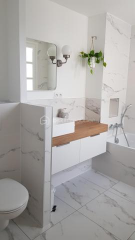 Maison 7 pièces d’environ 145 m²
Très bien située proche du centre-ville de Tours, à deux pas des jardins Botanique et Prébendes, proche des commerces, hôpitaux, vélo rue et future ligne de Tramway.
 Charmant particulier Tourangeau rénové avec goût. Il saura vous séduire par ses beaux volumes, ses matériaux de qualité, sa décoration et son charme de l’ancien.
De plain-pied, vous disposez d’une belle entrée verrière avec placard, d’un salon /salle à manger lumineux traversant avec cheminée poutres et parquet, d’une cuisine A/E ainsi qu’un WC indépendant.
Au 1er étage, desservi par un bel escalier en bois, deux chambres d’environ 15 m² avec belle hauteur sous plafond, moulures, parquet avec chacune sa salle de bain complète. 
Au 2 étage, deux autres chambres d’environ 15 m² avec parquet, une salle d’eau complète et une lingerie.
Un grenier aménageable avec électricité et deux velux, un sous-sol sur la totalité de la maison avec cave voutée complète l’ensemble.
A l’extérieur, vous découvrirez une buanderie, un atelier au fond du jardin avec tomettes pouvant facilement être réaménagé.
Le jardin fleuri, arboré et clôturé de murs, comporte deux terrasses pavées créant deux ambiances qui aspirent convivialité et repos.