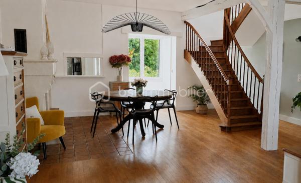 Maison 7 pièces d’environ 145 m²
Très bien située proche du centre-ville de Tours, à deux pas des jardins Botanique et Prébendes, proche des commerces, hôpitaux, vélo rue et future ligne de Tramway.
 Charmant particulier Tourangeau rénové avec goût. Il saura vous séduire par ses beaux volumes, ses matériaux de qualité, sa décoration et son charme de l’ancien.
De plain-pied, vous disposez d’une belle entrée verrière avec placard, d’un salon /salle à manger lumineux traversant avec cheminée poutres et parquet, d’une cuisine A/E ainsi qu’un WC indépendant.
Au 1er étage, desservi par un bel escalier en bois, deux chambres d’environ 15 m² avec belle hauteur sous plafond, moulures, parquet avec chacune sa salle de bain complète. 
Au 2 étage, deux autres chambres d’environ 15 m² avec parquet, une salle d’eau complète et une lingerie.
Un grenier aménageable avec électricité et deux velux, un sous-sol sur la totalité de la maison avec cave voutée complète l’ensemble.
A l’extérieur, vous découvrirez une buanderie, un atelier au fond du jardin avec tomettes pouvant facilement être réaménagé.
Le jardin fleuri, arboré et clôturé de murs, comporte deux terrasses pavées créant deux ambiances qui aspirent convivialité et repos.