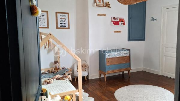Maison 7 pièces d’environ 145 m²
Très bien située proche du centre-ville de Tours, à deux pas des jardins Botanique et Prébendes, proche des commerces, hôpitaux, vélo rue et future ligne de Tramway.
 Charmant particulier Tourangeau rénové avec goût. Il saura vous séduire par ses beaux volumes, ses matériaux de qualité, sa décoration et son charme de l’ancien.
De plain-pied, vous disposez d’une belle entrée verrière avec placard, d’un salon /salle à manger lumineux traversant avec cheminée poutres et parquet, d’une cuisine A/E ainsi qu’un WC indépendant.
Au 1er étage, desservi par un bel escalier en bois, deux chambres d’environ 15 m² avec belle hauteur sous plafond, moulures, parquet avec chacune sa salle de bain complète. 
Au 2 étage, deux autres chambres d’environ 15 m² avec parquet, une salle d’eau complète et une lingerie.
Un grenier aménageable avec électricité et deux velux, un sous-sol sur la totalité de la maison avec cave voutée complète l’ensemble.
A l’extérieur, vous découvrirez une buanderie, un atelier au fond du jardin avec tomettes pouvant facilement être réaménagé.
Le jardin fleuri, arboré et clôturé de murs, comporte deux terrasses pavées créant deux ambiances qui aspirent convivialité et repos.