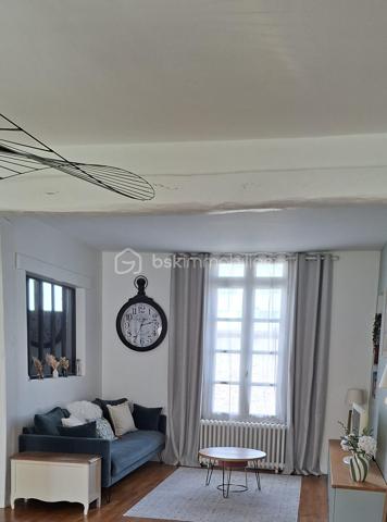 Maison 7 pièces d’environ 145 m²
Très bien située proche du centre-ville de Tours, à deux pas des jardins Botanique et Prébendes, proche des commerces, hôpitaux, vélo rue et future ligne de Tramway.
 Charmant particulier Tourangeau rénové avec goût. Il saura vous séduire par ses beaux volumes, ses matériaux de qualité, sa décoration et son charme de l’ancien.
De plain-pied, vous disposez d’une belle entrée verrière avec placard, d’un salon /salle à manger lumineux traversant avec cheminée poutres et parquet, d’une cuisine A/E ainsi qu’un WC indépendant.
Au 1er étage, desservi par un bel escalier en bois, deux chambres d’environ 15 m² avec belle hauteur sous plafond, moulures, parquet avec chacune sa salle de bain complète. 
Au 2 étage, deux autres chambres d’environ 15 m² avec parquet, une salle d’eau complète et une lingerie.
Un grenier aménageable avec électricité et deux velux, un sous-sol sur la totalité de la maison avec cave voutée complète l’ensemble.
A l’extérieur, vous découvrirez une buanderie, un atelier au fond du jardin avec tomettes pouvant facilement être réaménagé.
Le jardin fleuri, arboré et clôturé de murs, comporte deux terrasses pavées créant deux ambiances qui aspirent convivialité et repos.