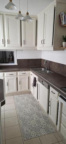 Maison 7 pièces d’environ 145 m²
Très bien située proche du centre-ville de Tours, à deux pas des jardins Botanique et Prébendes, proche des commerces, hôpitaux, vélo rue et future ligne de Tramway.
 Charmant particulier Tourangeau rénové avec goût. Il saura vous séduire par ses beaux volumes, ses matériaux de qualité, sa décoration et son charme de l’ancien.
De plain-pied, vous disposez d’une belle entrée verrière avec placard, d’un salon /salle à manger lumineux traversant avec cheminée poutres et parquet, d’une cuisine A/E ainsi qu’un WC indépendant.
Au 1er étage, desservi par un bel escalier en bois, deux chambres d’environ 15 m² avec belle hauteur sous plafond, moulures, parquet avec chacune sa salle de bain complète. 
Au 2 étage, deux autres chambres d’environ 15 m² avec parquet, une salle d’eau complète et une lingerie.
Un grenier aménageable avec électricité et deux velux, un sous-sol sur la totalité de la maison avec cave voutée complète l’ensemble.
A l’extérieur, vous découvrirez une buanderie, un atelier au fond du jardin avec tomettes pouvant facilement être réaménagé.
Le jardin fleuri, arboré et clôturé de murs, comporte deux terrasses pavées créant deux ambiances qui aspirent convivialité et repos.