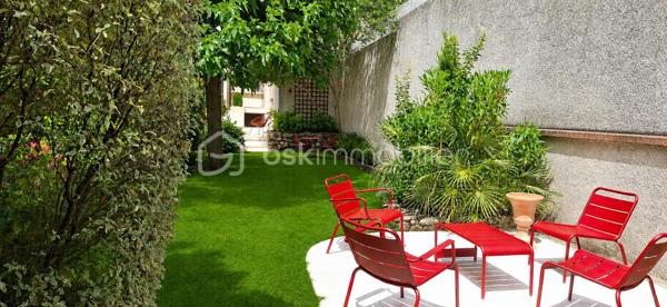 Maison 7 pièces d’environ 145 m²
Très bien située proche du centre-ville de Tours, à deux pas des jardins Botanique et Prébendes, proche des commerces, hôpitaux, vélo rue et future ligne de Tramway.
 Charmant particulier Tourangeau rénové avec goût. Il saura vous séduire par ses beaux volumes, ses matériaux de qualité, sa décoration et son charme de l’ancien.
De plain-pied, vous disposez d’une belle entrée verrière avec placard, d’un salon /salle à manger lumineux traversant avec cheminée poutres et parquet, d’une cuisine A/E ainsi qu’un WC indépendant.
Au 1er étage, desservi par un bel escalier en bois, deux chambres d’environ 15 m² avec belle hauteur sous plafond, moulures, parquet avec chacune sa salle de bain complète. 
Au 2 étage, deux autres chambres d’environ 15 m² avec parquet, une salle d’eau complète et une lingerie.
Un grenier aménageable avec électricité et deux velux, un sous-sol sur la totalité de la maison avec cave voutée complète l’ensemble.
A l’extérieur, vous découvrirez une buanderie, un atelier au fond du jardin avec tomettes pouvant facilement être réaménagé.
Le jardin fleuri, arboré et clôturé de murs, comporte deux terrasses pavées créant deux ambiances qui aspirent convivialité et repos.