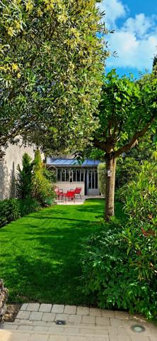 Maison 7 pièces d’environ 145 m²
Très bien située proche du centre-ville de Tours, à deux pas des jardins Botanique et Prébendes, proche des commerces, hôpitaux, vélo rue et future ligne de Tramway.
 Charmant particulier Tourangeau rénové avec goût. Il saura vous séduire par ses beaux volumes, ses matériaux de qualité, sa décoration et son charme de l’ancien.
De plain-pied, vous disposez d’une belle entrée verrière avec placard, d’un salon /salle à manger lumineux traversant avec cheminée poutres et parquet, d’une cuisine A/E ainsi qu’un WC indépendant.
Au 1er étage, desservi par un bel escalier en bois, deux chambres d’environ 15 m² avec belle hauteur sous plafond, moulures, parquet avec chacune sa salle de bain complète. 
Au 2 étage, deux autres chambres d’environ 15 m² avec parquet, une salle d’eau complète et une lingerie.
Un grenier aménageable avec électricité et deux velux, un sous-sol sur la totalité de la maison avec cave voutée complète l’ensemble.
A l’extérieur, vous découvrirez une buanderie, un atelier au fond du jardin avec tomettes pouvant facilement être réaménagé.
Le jardin fleuri, arboré et clôturé de murs, comporte deux terrasses pavées créant deux ambiances qui aspirent convivialité et repos.