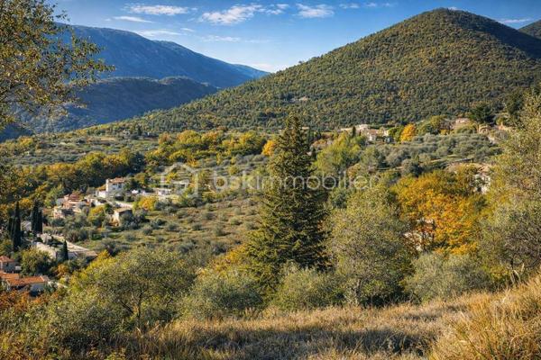 Un projet rare, sécurisé, et évolutif.

Situé au cœur d’un hameau résidentiel de la commune de Pierrefeu, ce terrain de 1 530 m² est vendu avec un permis de construire accordé et purgé de tout recours, autorisant la construction d’une maison individuelle de plain-pied d’environ 155 m² de surface de plancher, avec piscine.

Mais ce projet va bien au-delà d’une maison classique.

La conception architecturale, validée au permis, permet une organisation intelligente des volumes, offrant plusieurs possibilités d’usage et d’évolution, sans remise en cause de l’existant.

Le projet prévoit notamment :
– une maison principale de plain-pied, parfaitement adaptée à une vie familiale
– un accès à une large terrasse supérieure type rooftop, ouverte sur l’Ouest, avec vue dégagée sur les montagnes
– une distribution des espaces permettant d’envisager plusieurs zones indépendantes

Grâce à la configuration du bâti, à la circulation extérieure et à la séparation naturelle des volumes, le projet se prête parfaitement à la création de jusqu’à trois espaces autonomes de type studios indépendants (usage privé, accueil, profession libérale, hébergement, etc.), tout en conservant une habitation principale confortable.

Chaque espace peut être pensé avec :
– son propre accès
– son indépendance fonctionnelle
– une parfaite intégration au cadre naturel

Le permis actuel autorise déjà un usage d’habitation avec accueil ponctuel, ce qui ouvre la voie à des projets hybrides :
résidence principale + activité, maison familiale avec espaces invités, ou projet patrimonial évolutif.

Le terrain bénéficie d’une triple exposition Est / Sud / Ouest, d’un environnement calme et verdoyant, et d’une vue totalement dégagée. Les oliviers existants sont conservés et replantés sur la parcelle.

Accès existant par servitude reconnue, réseaux à proximité immédiate.
Assainissement non collectif validé avec étude prévue.
Projet conforme au RNU et aux règles d’urbanisme.

Un bien rare, sécurisé, pensé pour ceux qui veulent construire aujourd’hui tout en gardant une vraie liberté d’évolution demain.

Dossier complet sur demande : permis purgé, plans, études.

Prix : 137 500 €
Honoraires à la charge du vendeur.