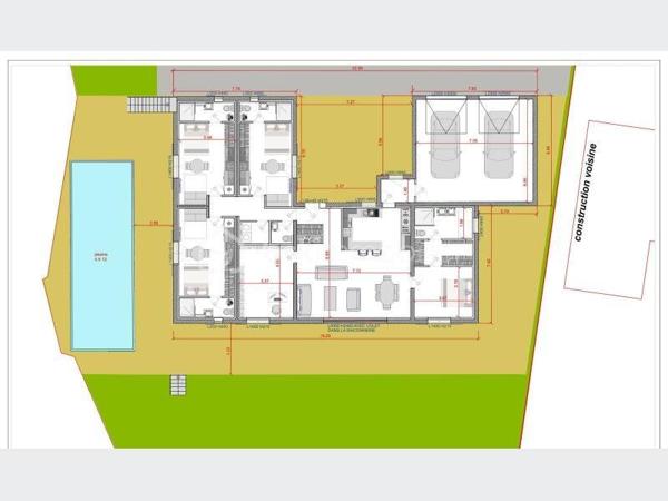 Un projet rare, sécurisé, et évolutif.

Situé au cœur d’un hameau résidentiel de la commune de Pierrefeu, ce terrain de 1 530 m² est vendu avec un permis de construire accordé et purgé de tout recours, autorisant la construction d’une maison individuelle de plain-pied d’environ 155 m² de surface de plancher, avec piscine.

Mais ce projet va bien au-delà d’une maison classique.

La conception architecturale, validée au permis, permet une organisation intelligente des volumes, offrant plusieurs possibilités d’usage et d’évolution, sans remise en cause de l’existant.

Le projet prévoit notamment :
– une maison principale de plain-pied, parfaitement adaptée à une vie familiale
– un accès à une large terrasse supérieure type rooftop, ouverte sur l’Ouest, avec vue dégagée sur les montagnes
– une distribution des espaces permettant d’envisager plusieurs zones indépendantes

Grâce à la configuration du bâti, à la circulation extérieure et à la séparation naturelle des volumes, le projet se prête parfaitement à la création de jusqu’à trois espaces autonomes de type studios indépendants (usage privé, accueil, profession libérale, hébergement, etc.), tout en conservant une habitation principale confortable.

Chaque espace peut être pensé avec :
– son propre accès
– son indépendance fonctionnelle
– une parfaite intégration au cadre naturel

Le permis actuel autorise déjà un usage d’habitation avec accueil ponctuel, ce qui ouvre la voie à des projets hybrides :
résidence principale + activité, maison familiale avec espaces invités, ou projet patrimonial évolutif.

Le terrain bénéficie d’une triple exposition Est / Sud / Ouest, d’un environnement calme et verdoyant, et d’une vue totalement dégagée. Les oliviers existants sont conservés et replantés sur la parcelle.

Accès existant par servitude reconnue, réseaux à proximité immédiate.
Assainissement non collectif validé avec étude prévue.
Projet conforme au RNU et aux règles d’urbanisme.

Un bien rare, sécurisé, pensé pour ceux qui veulent construire aujourd’hui tout en gardant une vraie liberté d’évolution demain.

Dossier complet sur demande : permis purgé, plans, études.

Prix : 137 500 €
Honoraires à la charge du vendeur.