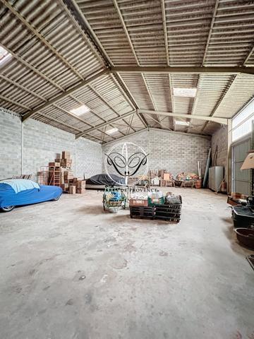 Cabannes (13440) CABANNES, centre village, entrepot de 200 m2 en zone constructible sur terrain de 785 m2