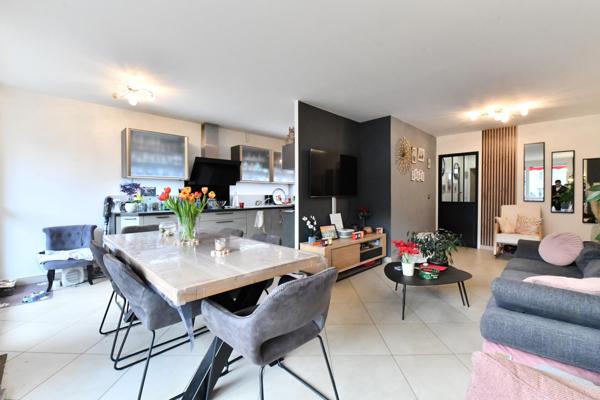 Magnifique appartement de quatre pièces! Ravalement récemment executé!