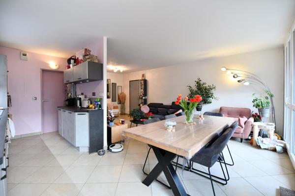 Magnifique appartement de quatre pièces! Ravalement récemment executé!