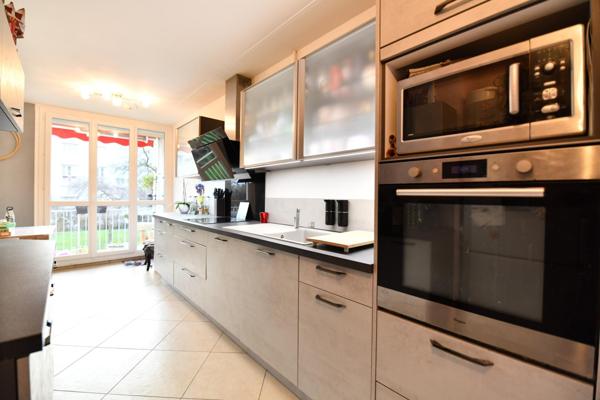 Magnifique appartement de quatre pièces! Ravalement récemment executé!