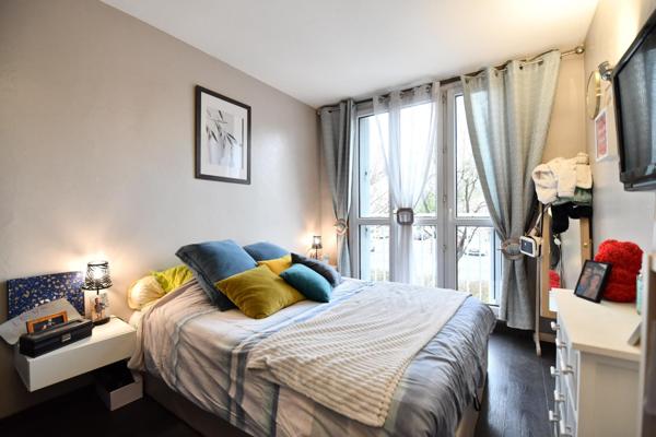 Magnifique appartement de quatre pièces! Ravalement récemment executé!