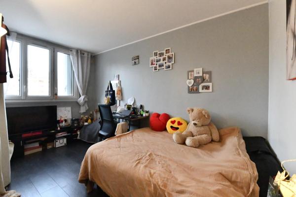 Magnifique appartement de quatre pièces! Ravalement récemment executé!