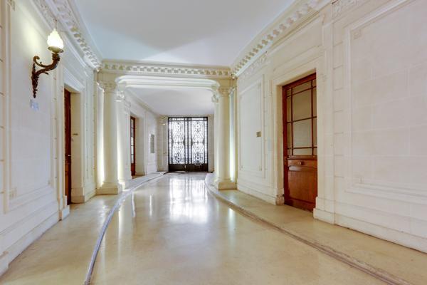 Bureaux à louer Paris espace rénové climatisé proche métro Victor Hugo