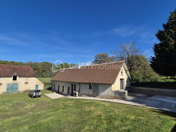 Coup de coeur assuré pour ce bien sans voisinage à la campagne !

Située sur la commune de Poilly-lez-Gien à 1h30 de Paris (A77), 5 mn du bourg et 10 mn de Gien.
La commune dispose de commerces, écoles, collège, le tout accessible en vélo.

Magnifique propriété de 1886 au calme à la campagne (sans voisins proches) de 4 840 m2 de terrain qui comprend :

- une habitation principale de 115 m2 environ, rénovée complètement sur l'espace de vie du rez-de-chaussée :


*  une grande pièce à vivre de 41 m2 environ avec poutres apparentes, chauffage poele à bois (état neuf 2023).

*  une cuisine aménagée et équipée de 12 m2 environ disposant d'un grand four électrique ventilé. 

*  une grande chambre de 15 m2 environ avec dressing.

*  un grand salon ou deuxième chambre loft de 33 m2 environ.

*  une salle d'eau avec douche à l'italienne de 6 m2 environ avec un petit coin buanderie.

*  un wc séparé de 1.70 m2 environ.

*  à l'étage : 
palier, 2 pièces à isoler et à finir, un grenier aménageable offrant un gros potentiel pour une grande pièce type loft ou grande chambre avec salle d'eau privative.


-  dépendances, écuries, granges, cuisine d'été. 
Prévoir travaux toiture d'une grange.

Grande capacité de stockage de matériel, véhicules ou outillages divers.

A l'extérieur : 

Mare, 2 terrasses en béton brut, possibilité de créer une piscine, puits.

Menuiseries Alu double vitrage de 2021 et 2023.
Toiture refaite complètement en 2022.

Assainissement micro-station aux normes 2011.
Chauffage poele à bois, radiateurs électriques.

Taxe foncière : 600 €.
Mobilier pouvant être inclus selon proposition d'achat.

Le paradis existe ne cherchez plus, il est ici !
Demander à visiter rapidement.