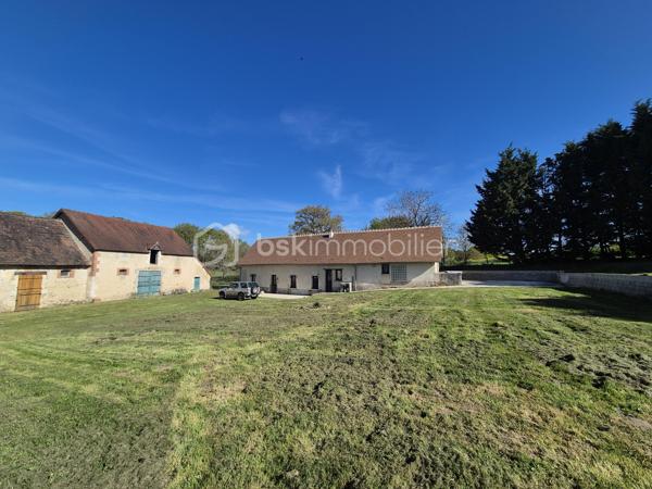 Coup de coeur assuré pour ce bien sans voisinage à la campagne !

Située sur la commune de Poilly-lez-Gien à 1h30 de Paris (A77), 5 mn du bourg et 10 mn de Gien.
La commune dispose de commerces, écoles, collège, le tout accessible en vélo.

Magnifique propriété de 1886 au calme à la campagne (sans voisins proches) de 4 840 m2 de terrain qui comprend :

- une habitation principale de 115 m2 environ, rénovée complètement sur l'espace de vie du rez-de-chaussée :


*  une grande pièce à vivre de 41 m2 environ avec poutres apparentes, chauffage poele à bois (état neuf 2023).

*  une cuisine aménagée et équipée de 12 m2 environ disposant d'un grand four électrique ventilé. 

*  une grande chambre de 15 m2 environ avec dressing.

*  un grand salon ou deuxième chambre loft de 33 m2 environ.

*  une salle d'eau avec douche à l'italienne de 6 m2 environ avec un petit coin buanderie.

*  un wc séparé de 1.70 m2 environ.

*  à l'étage : 
palier, 2 pièces à isoler et à finir, un grenier aménageable offrant un gros potentiel pour une grande pièce type loft ou grande chambre avec salle d'eau privative.


-  dépendances, écuries, granges, cuisine d'été. 
Prévoir travaux toiture d'une grange.

Grande capacité de stockage de matériel, véhicules ou outillages divers.

A l'extérieur : 

Mare, 2 terrasses en béton brut, possibilité de créer une piscine, puits.

Menuiseries Alu double vitrage de 2021 et 2023.
Toiture refaite complètement en 2022.

Assainissement micro-station aux normes 2011.
Chauffage poele à bois, radiateurs électriques.

Taxe foncière : 600 €.
Mobilier pouvant être inclus selon proposition d'achat.

Le paradis existe ne cherchez plus, il est ici !
Demander à visiter rapidement.